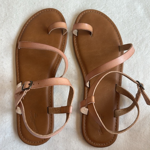Universal Thread Tan Leather Strappy Flat Sandals size 8 - Picture 6 of 8
